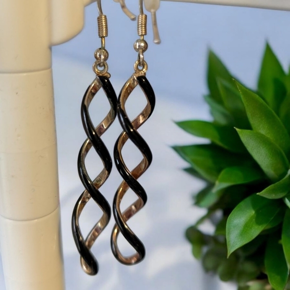Fashion Elegant Black and Gold Twisted Earrings (EUC) - Picture 3 of 4